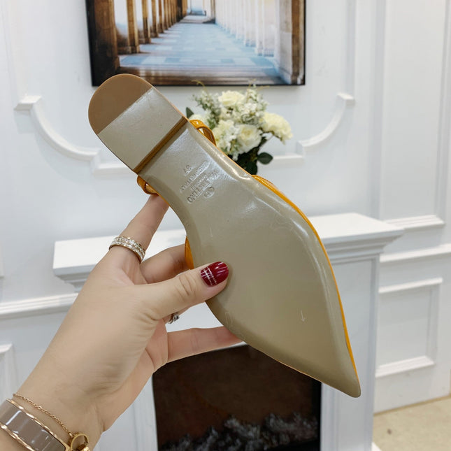 VLOGO SIGNATURE MUSTARD YELLOW PATENT LEATHER SLINGBACK PUMP