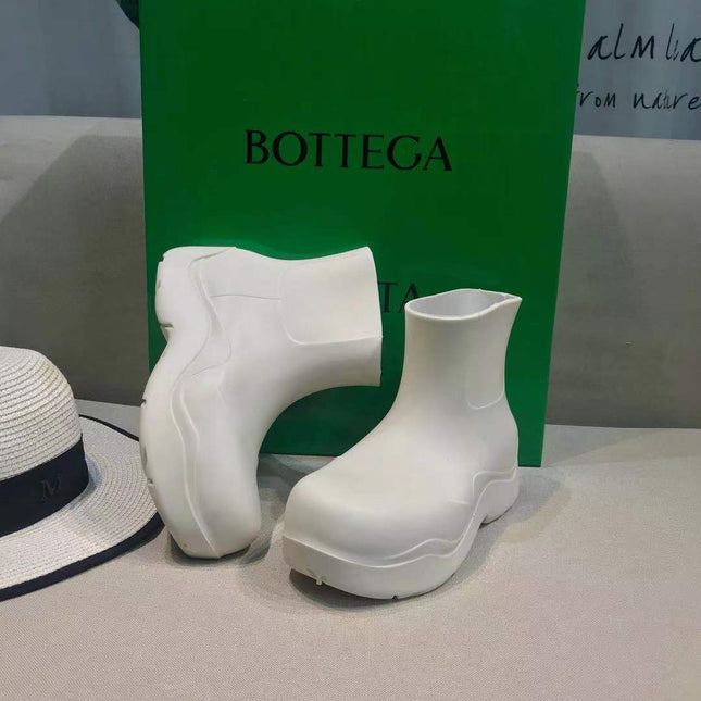 PUDDLE ANKLE BOOT IN WHITE RUBBER