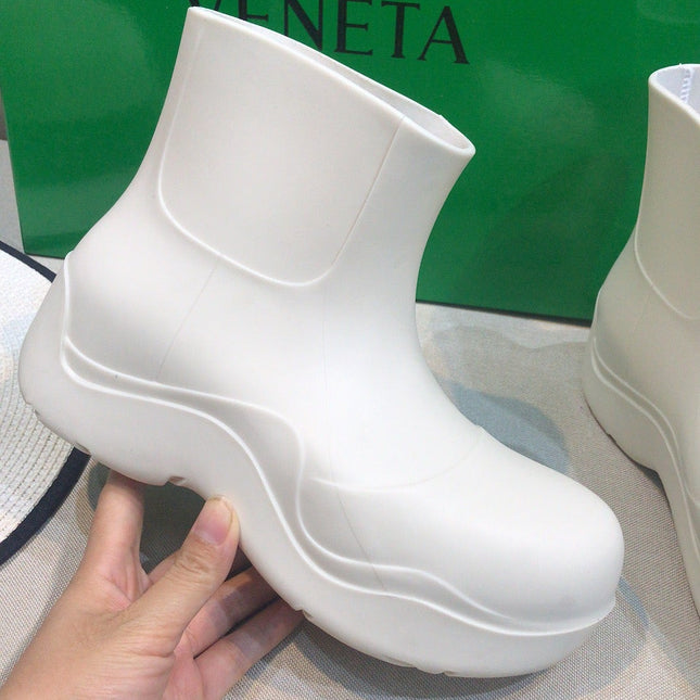 PUDDLE ANKLE BOOT IN WHITE RUBBER