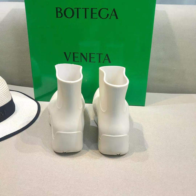 PUDDLE ANKLE BOOT IN WHITE RUBBER