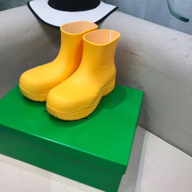 PUDDLE ANKLE BOOT IN BRIGHT YELLOW RUBBER