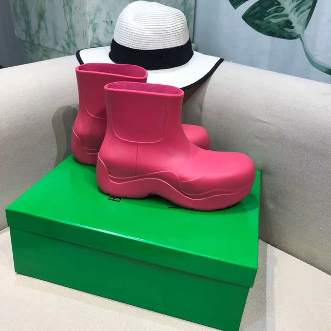 PUDDLE ANKLE BOOT IN BRIGHT PINK RUBBER