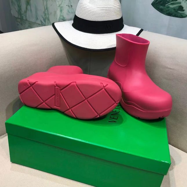PUDDLE ANKLE BOOT IN BRIGHT PINK RUBBER