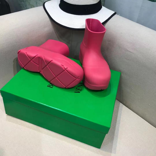 PUDDLE ANKLE BOOT IN BRIGHT PINK RUBBER