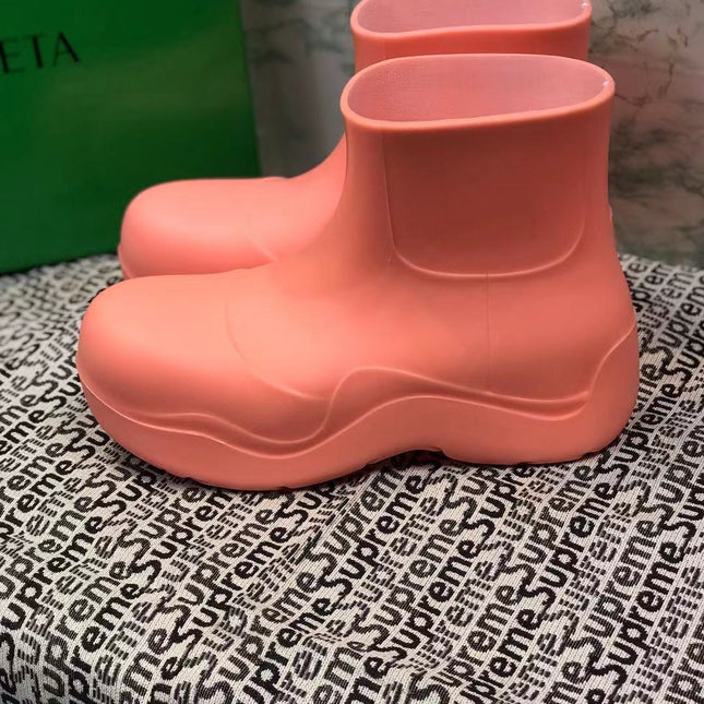 PUDDLE ANKLE BOOT IN PUNCH PINK RUBBER