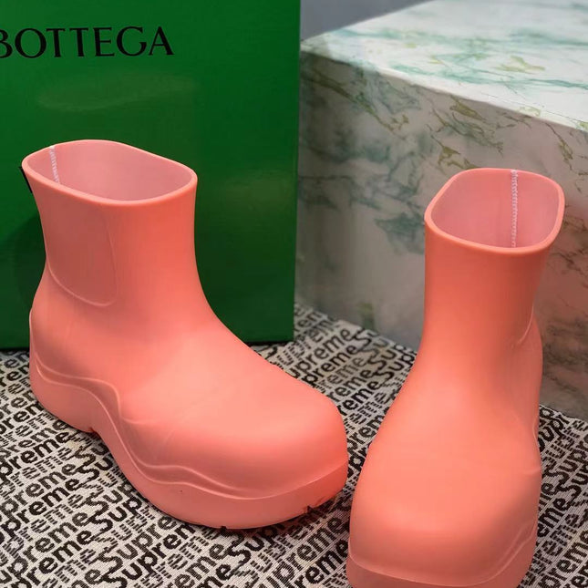 PUDDLE ANKLE BOOT IN PUNCH PINK RUBBER