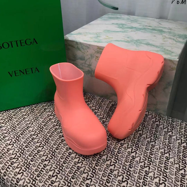 PUDDLE ANKLE BOOT IN PUNCH PINK RUBBER