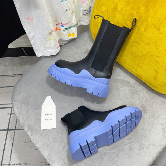 TIRE CHELSEA BOOT IN BLACK MIX CORNFLOWER BLUE CALFSKIN
