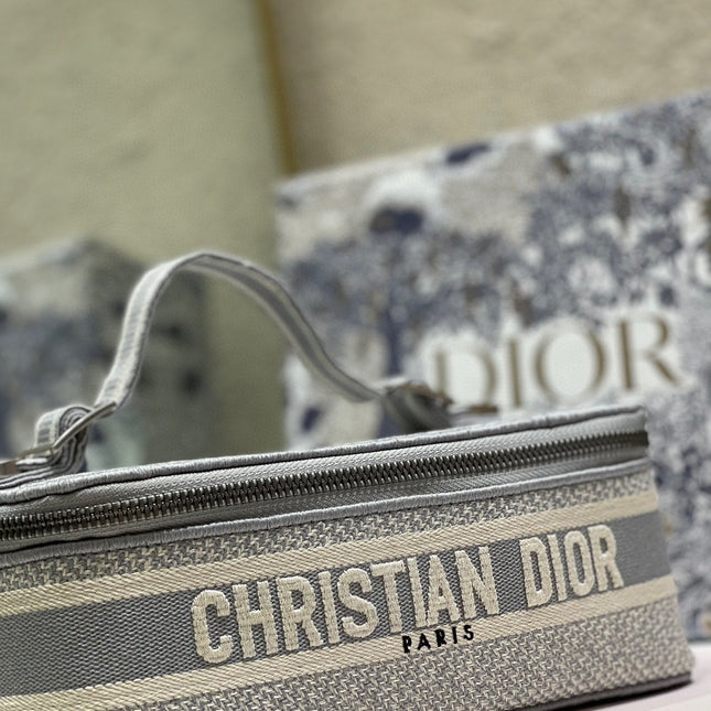 SMALL 24 VANITY CASE IN PALE GRAY MONOGRAM OBLIQUE JACQUARD