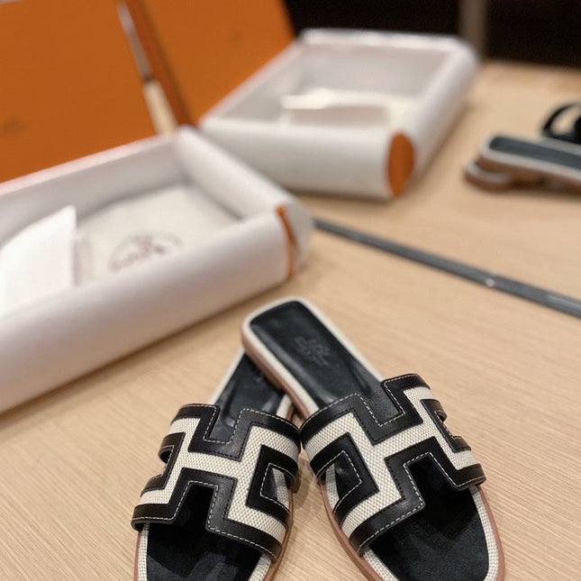 0RAN SANDALS IN BLACK CALFSKIN AND WHITE CANVAS