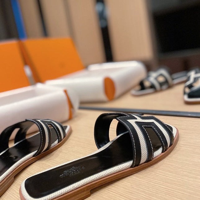 0RAN SANDALS IN BLACK CALFSKIN AND WHITE CANVAS