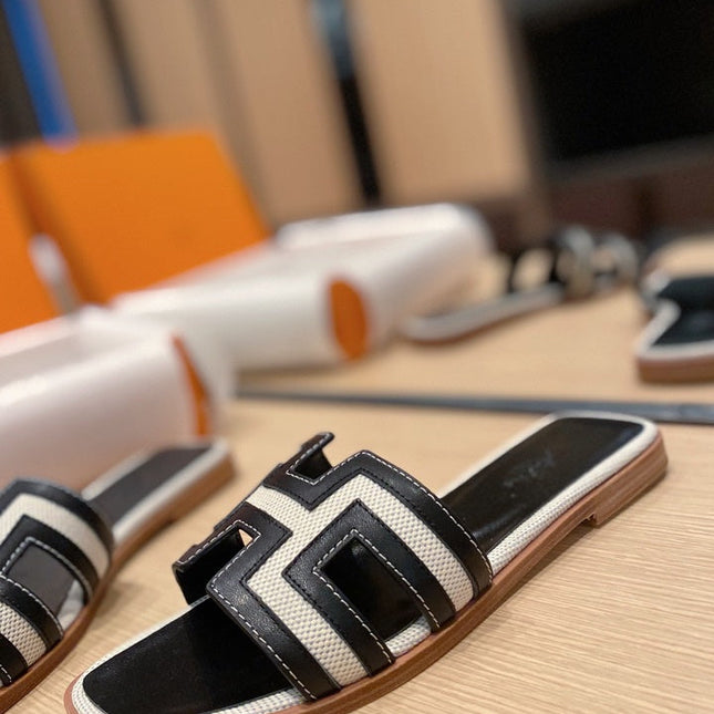 0RAN SANDALS IN BLACK CALFSKIN AND WHITE CANVAS