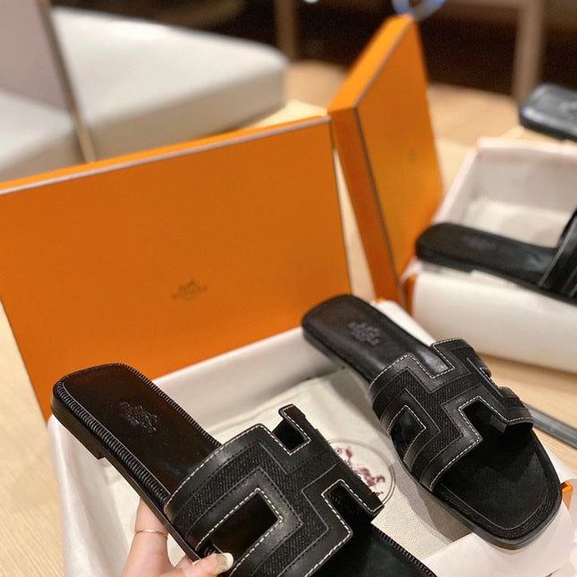 0RAN SANDALS IN BLACK CALFSKIN AND CANVAS