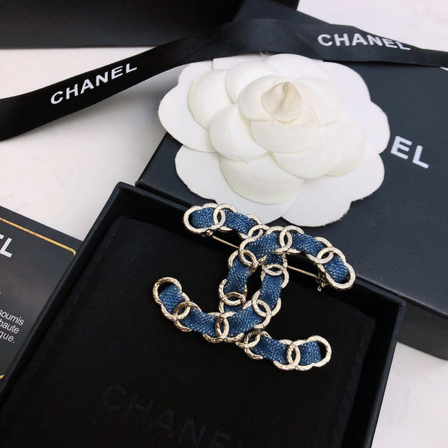 DOUBLE C BROOCH IN GOLD METAL WITH BLUE DENIM THREADED CHAIN
