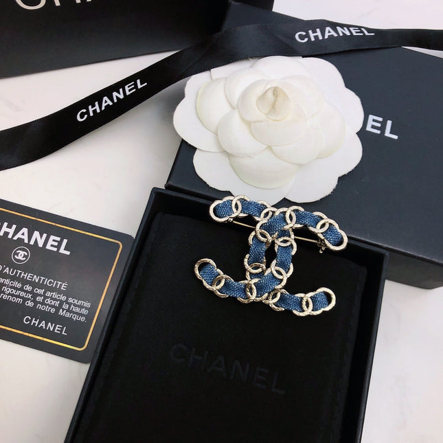 DOUBLE C BROOCH IN GOLD METAL WITH BLUE DENIM THREADED CHAIN
