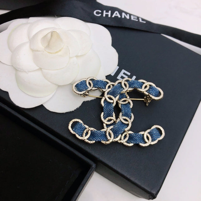 DOUBLE C BROOCH IN GOLD METAL WITH BLUE DENIM THREADED CHAIN