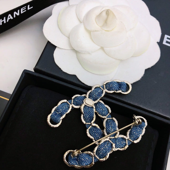 DOUBLE C BROOCH IN GOLD METAL WITH BLUE DENIM THREADED CHAIN