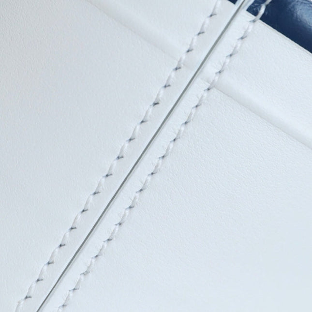 VIBE 18 BUCKET BAG IN WHITE CALFSKIN