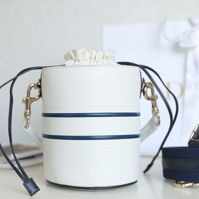 VIBE 18 BUCKET BAG IN WHITE CALFSKIN