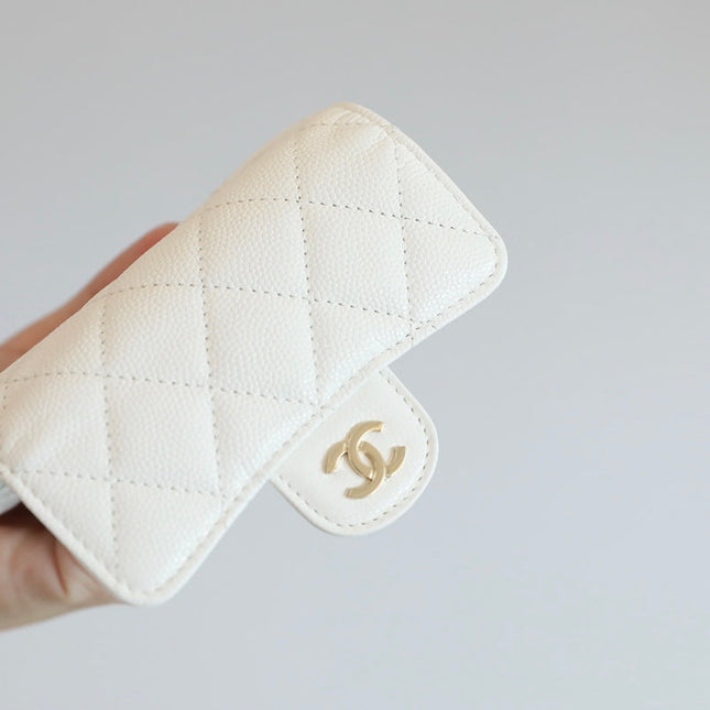 CC FLAP CARD HOLDER 11.3 WHITE GRAINED CALFSKIN GOLD ICON