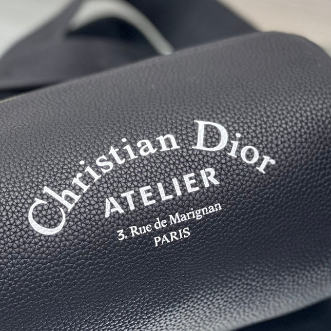 ROUND BUCKET 21 BAG IN BLACK LAMBSKIN