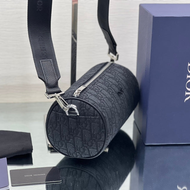 ROUND BUCKET 21 BAG IN BLACK OBLIQUE JACQUARD