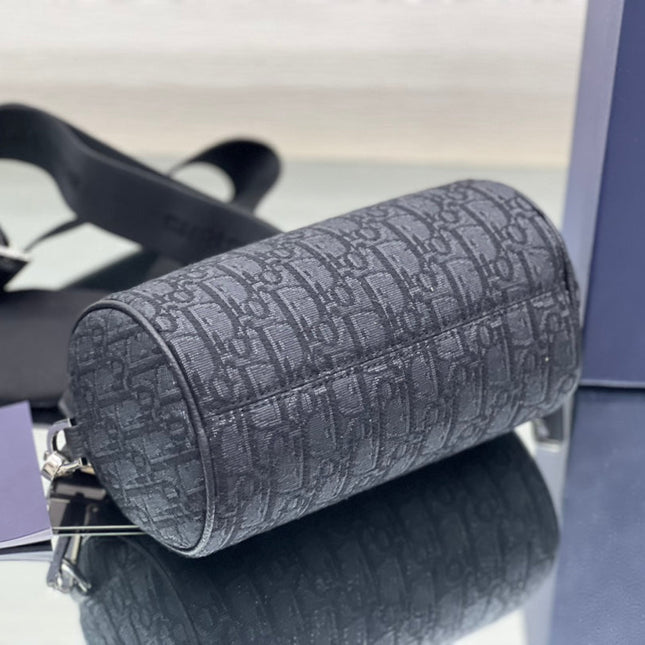 ROUND BUCKET 21 BAG IN BLACK OBLIQUE JACQUARD