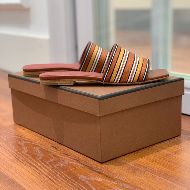 LP RAFFIA CHARMS FLATS SANDAL CARAMEL CALFSKIN