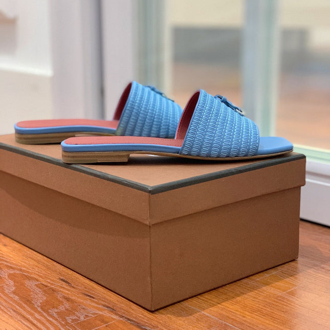 LP RAFFIA CHARMS FLATS SANDAL SKY CALFSKIN