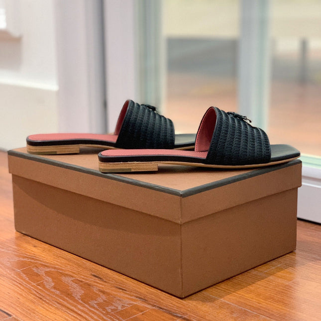 LP RAFFIA CHARMS FLATS SANDAL BLACK CALFSKIN