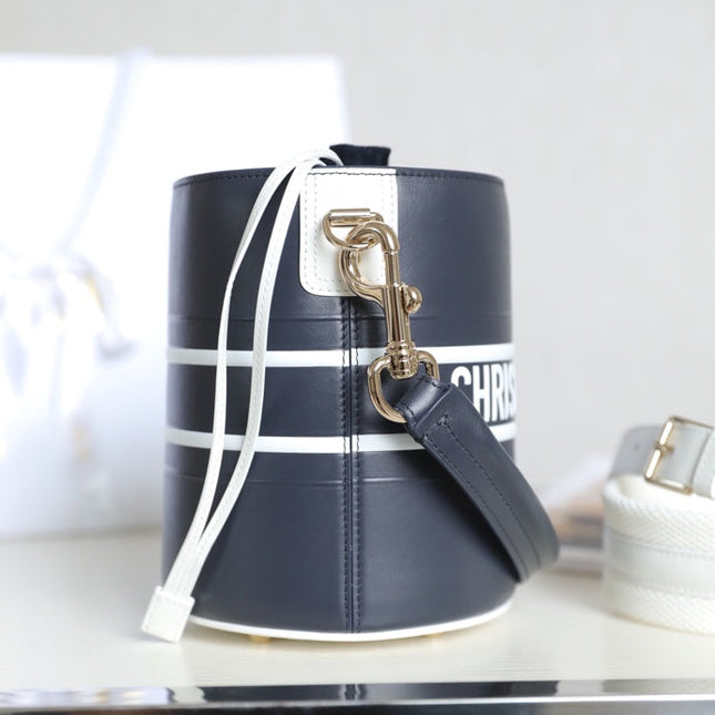 VIBE 18 BUCKET BAG IN BLACK CALFSKIN