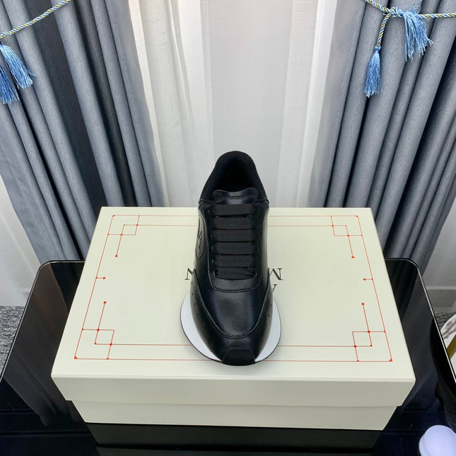 SPRINT RUNNER LOW-TOP IN BLACK CALFSKIN EMBOSSED LOGO