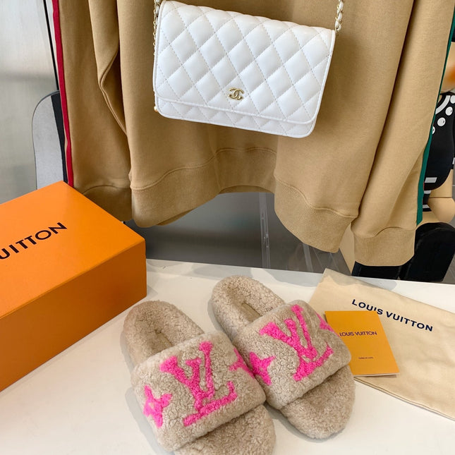 LV WOMEN'S PASEO FLAT SLIPPER IN BEIGE FLEECE WITH BRIGHT PINK LOGO