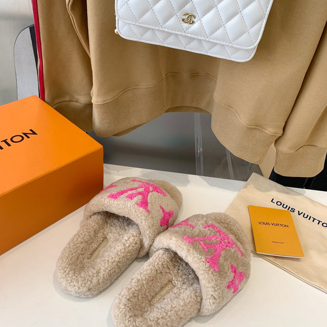 LV WOMEN'S PASEO FLAT SLIPPER IN BEIGE FLEECE WITH BRIGHT PINK LOGO