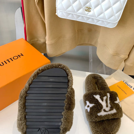 LV WOMEN'S PASEO FLAT SLIPPER IN OLIVE GREEN FLEECE WITH WHITE LOGO