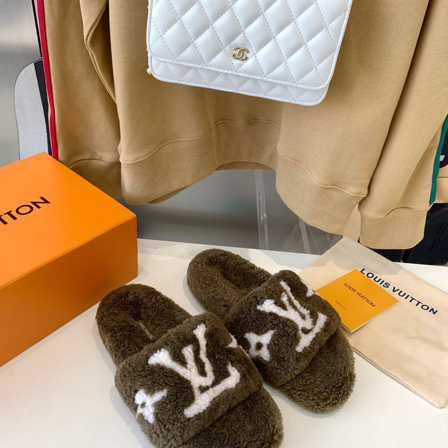 LV WOMEN'S PASEO FLAT SLIPPER IN OLIVE GREEN FLEECE WITH WHITE LOGO
