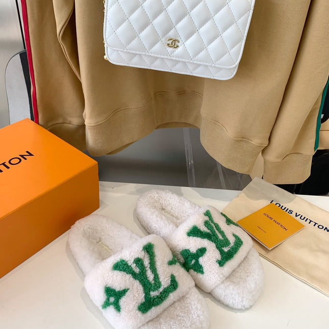 LV WOMEN'S PASEO FLAT SLIPPER IN WHITE FLEECE WITH GREEN LOGO