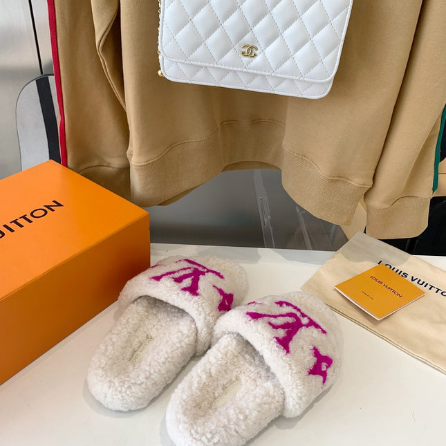 LV WOMEN'S PASEO FLAT SLIPPER IN WHITE FLEECE WITH PINK LOGO