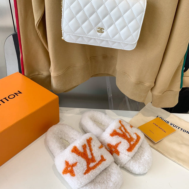 LV WOMEN'S PASEO FLAT SLIPPER IN WHITE FLEECE WITH ORANGE LOGO