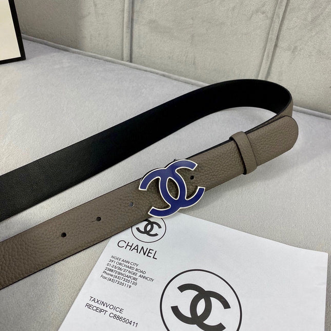 CC 30MM BELT IN MOCHA BROWN GRAINED CALFSKIN WITH NAVY BLUE LOGO