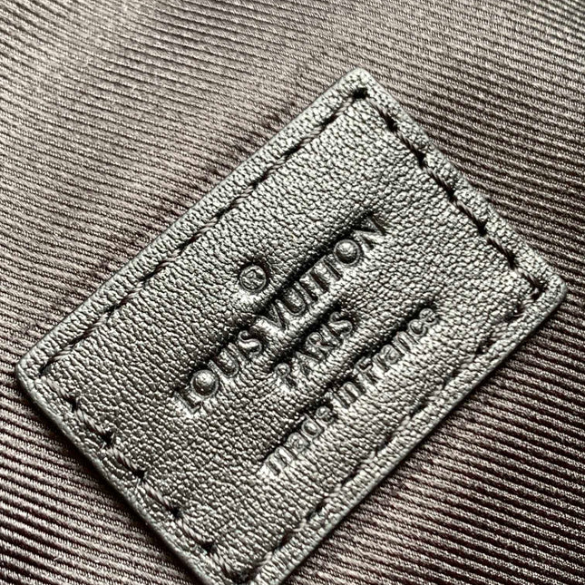 LV 25S DISCOVERY BUMBAG 44 IN BLACK MONOGRAM ECLIPSE CALFSKIN