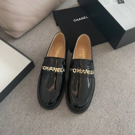 MOCCASINS IN BLACK CALFSKIN GOLD METAL LOGO