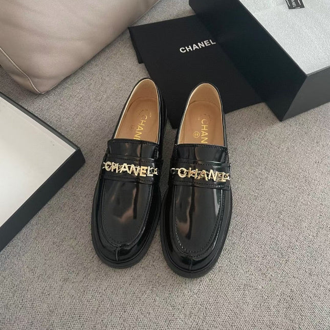 MOCCASINS IN BLACK CALFSKIN GOLD METAL LOGO