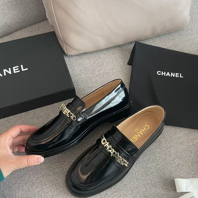 MOCCASINS IN BLACK CALFSKIN GOLD METAL LOGO