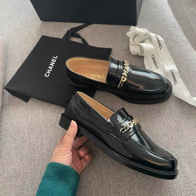 MOCCASINS IN BLACK CALFSKIN GOLD METAL LOGO