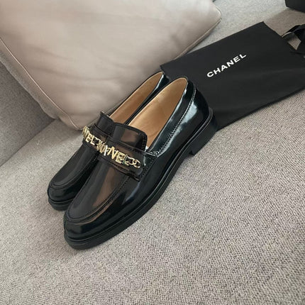 MOCCASINS IN BLACK CALFSKIN GOLD METAL LOGO