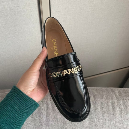 MOCCASINS IN BLACK CALFSKIN GOLD METAL LOGO