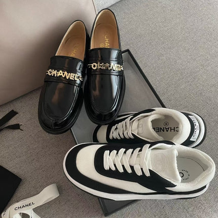 MOCCASINS IN BLACK CALFSKIN GOLD METAL LOGO