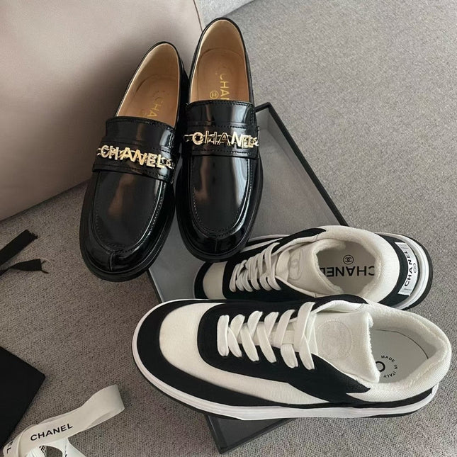 MOCCASINS IN BLACK CALFSKIN GOLD METAL LOGO