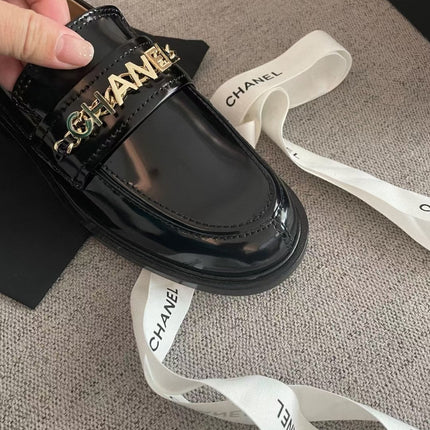 MOCCASINS IN BLACK CALFSKIN GOLD METAL LOGO